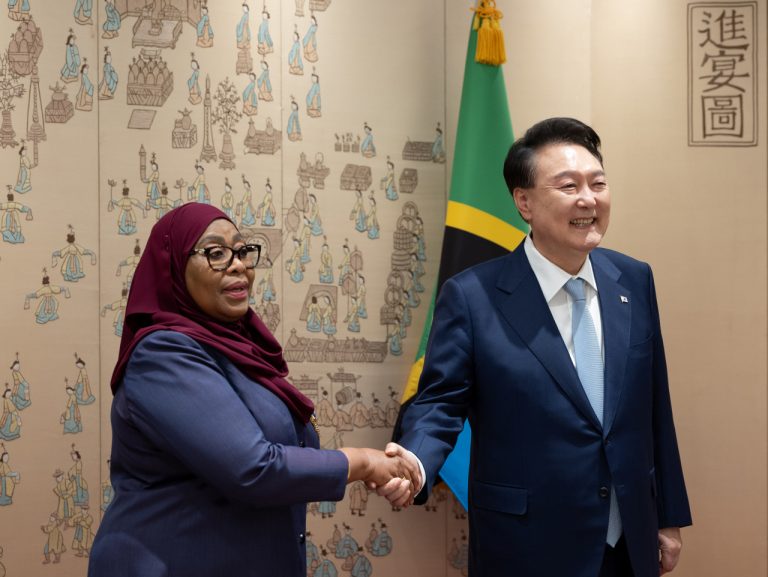 Korean President meets leaders of Tanzania, Ethiopia ahead of Korea-Africa Summit